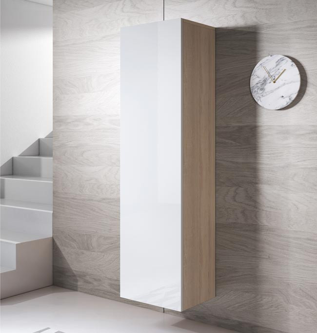 Móvel de parede alto branco e madeira clara com relógio de parede mármore ao lado