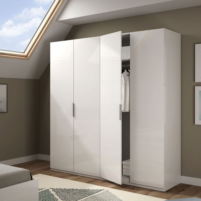 Armário branco lacado de três portas num quarto moderno