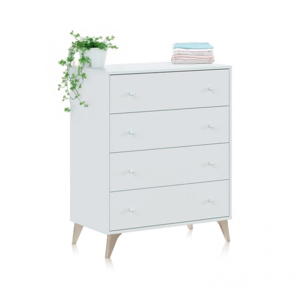 Cómoda branca com gavetas e pés em madeira clara com planta e roupa em cima