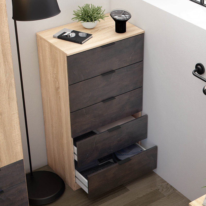 Cómoda em madeira clara e escura com quatro gavetas e candeeiro preto ao lado