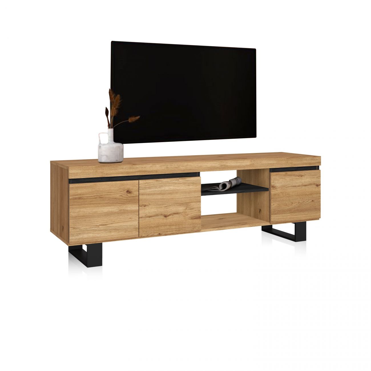 Móvel TV madeira clara com três portas e prateleiras, televisão preta e vaso branco com plantas secas