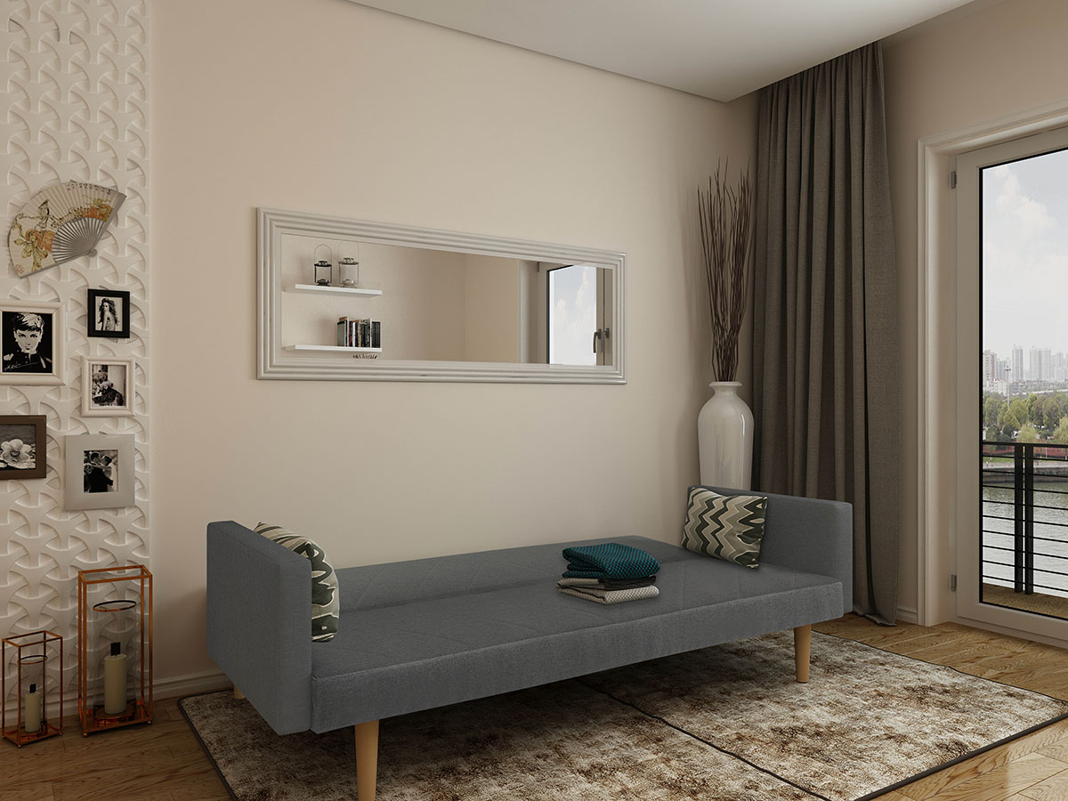 Sofá cinzento moderno com pernas de madeira e almofadas, numa sala com decoração e jarra branca