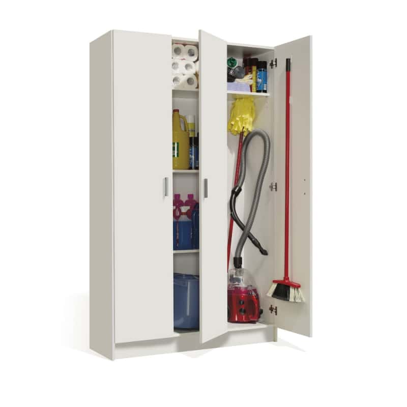 Armário branco de três portas com produtos de limpeza e aspirador.