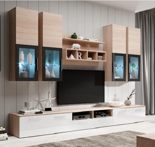 Móvel de sala modular em madeira clara com portas de vidro preto, nichos abertos e móvel baixo branco brilhante