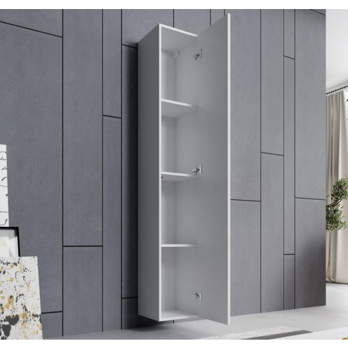 Armário suspenso branco aberto com prateleiras, parede cinza de painéis ao fundo