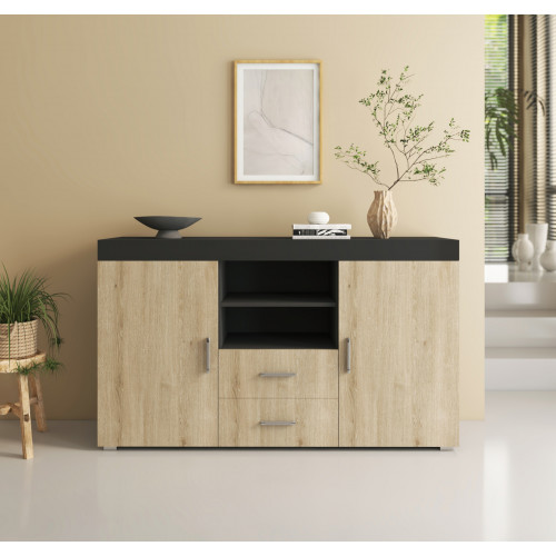 Aparador de madeira clara com tampo e prateleiras pretas decorado com vaso, escultura e livros em sala clara.