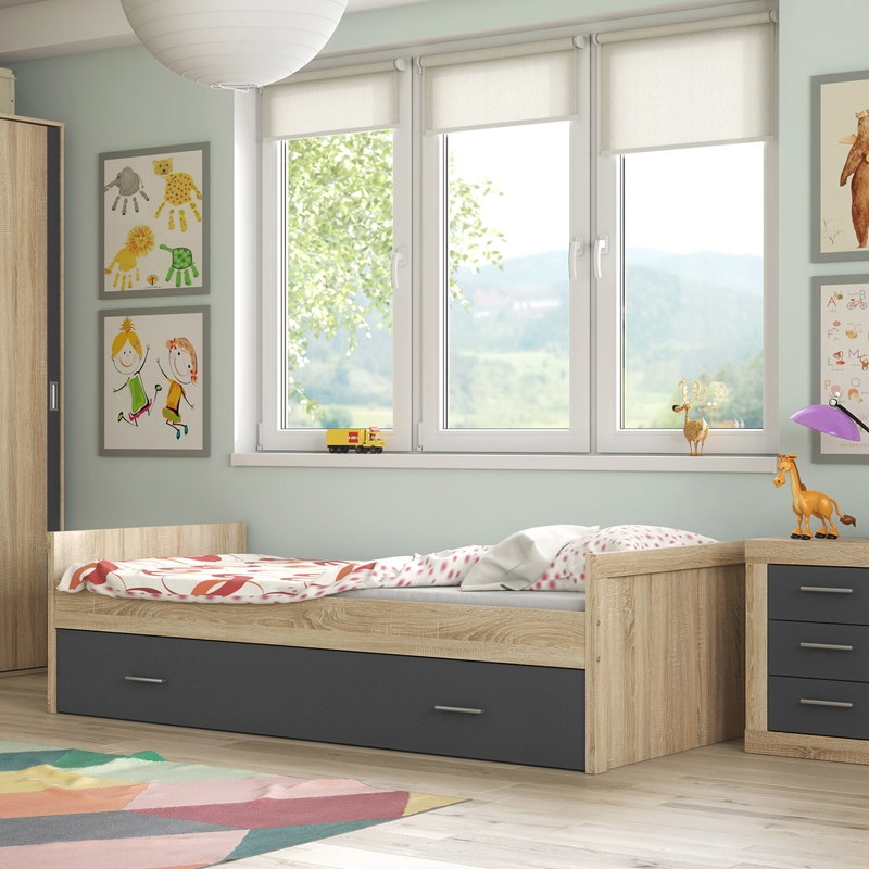 Quarto infantil com cama de madeira clara e gaveta cinzenta