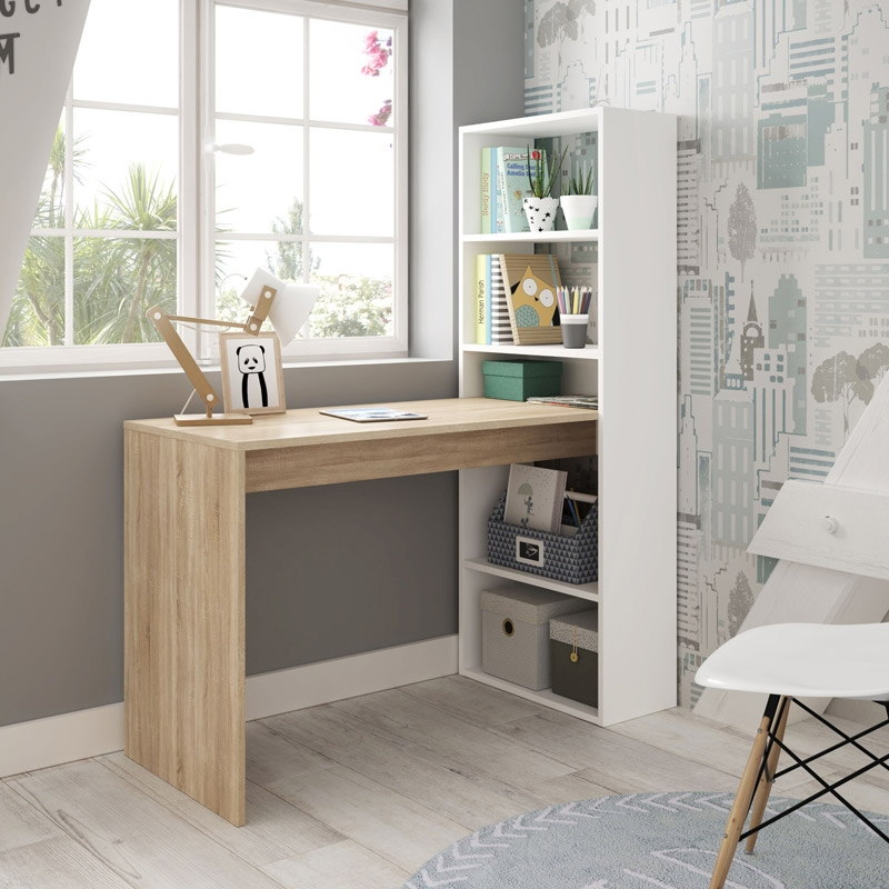 Secretária de madeira clara com arrumação branca numa sala moderna