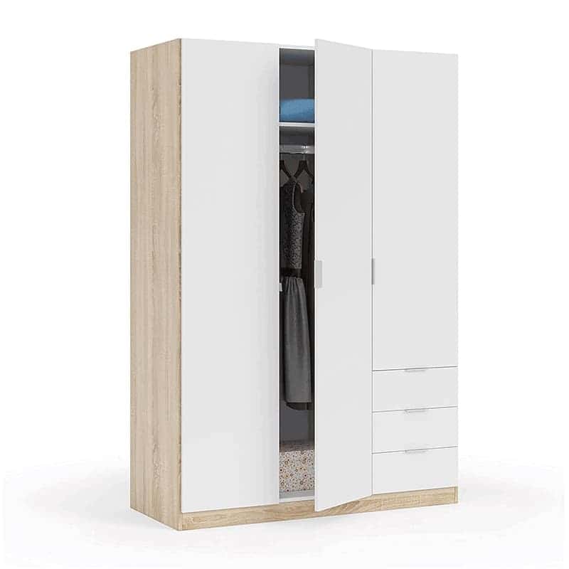 Guarda-roupa branco com estrutura em madeira clara e portas abertas mostrando roupas suspensas e dobradas