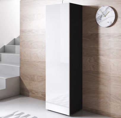 Armário vertical branco e preto ao lado de escada branca e relógio de parede mármore