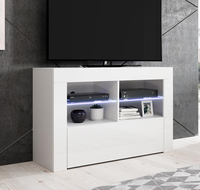 Móvel de TV branco lacado com prateleiras iluminadas e acessórios decorativos
