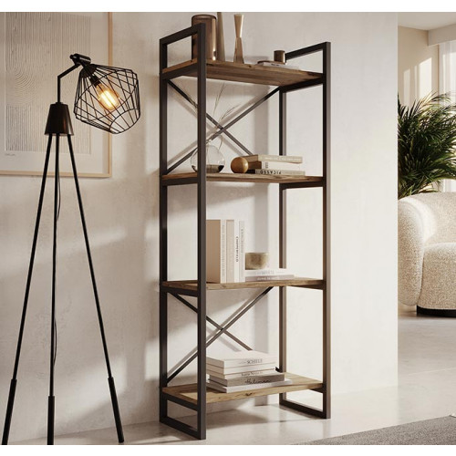 Estante de madeira e metal com livros e objetos decorativos em ambiente interior