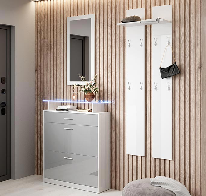 Móvel de entrada branco com gavetas, espelho e painel com ganchos numa parede de madeira canelada