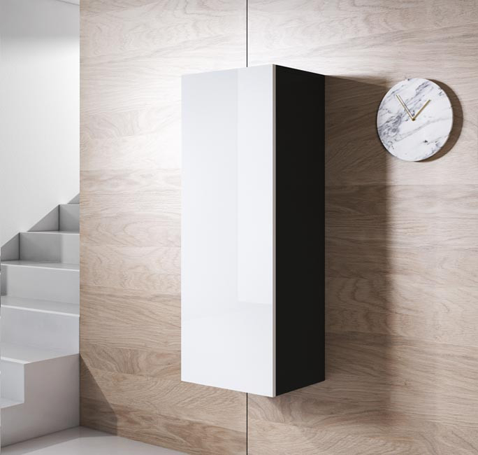 Armário suspenso branco e preto em parede de madeira com relógio marmoreado