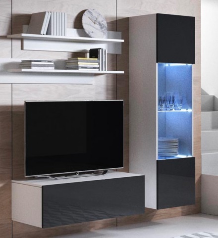 Móveis modernos preto e branco para sala com iluminação interna, televisão, estantes com livros e decoração em parede clara