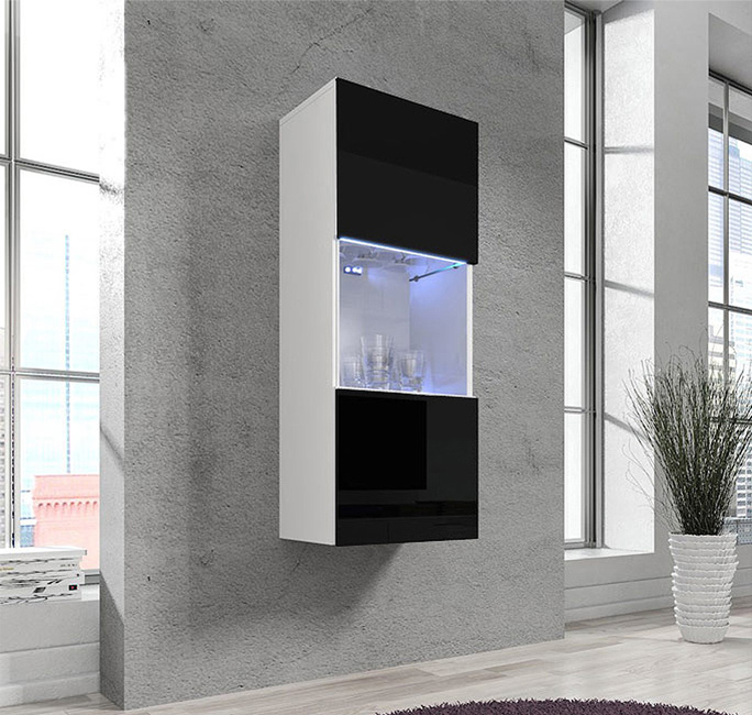 Armário de parede preto e branco com prateleira de vidro iluminada e copos