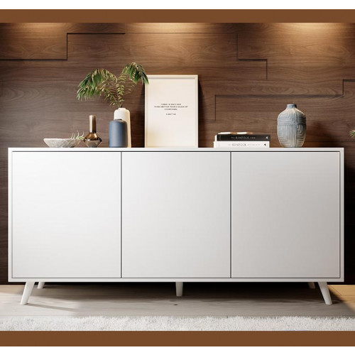 Aparador branco moderno com decoração sobre ele e parede de madeira castanha atrás