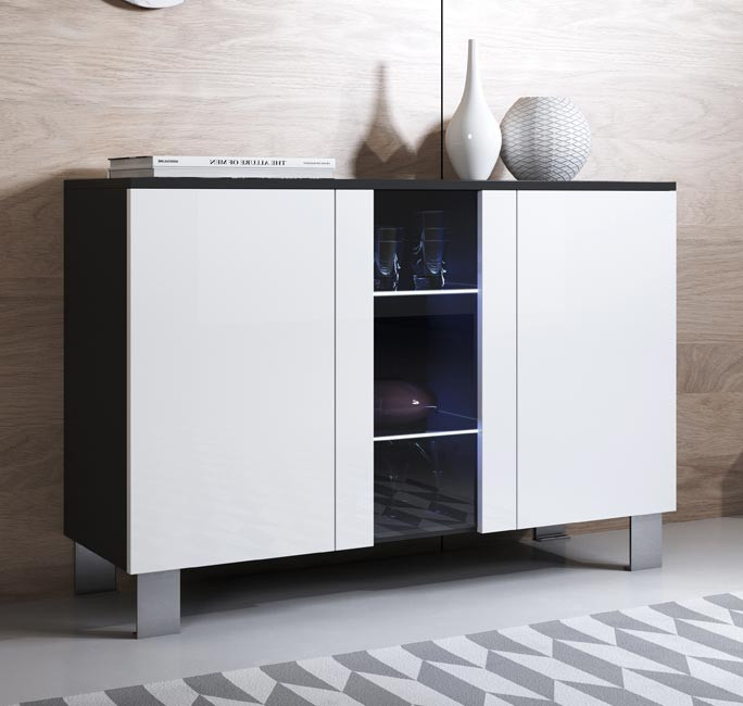 Aparador moderno preto e branco com prateleiras de vidro e decoração em ambiente com parede de madeira clara