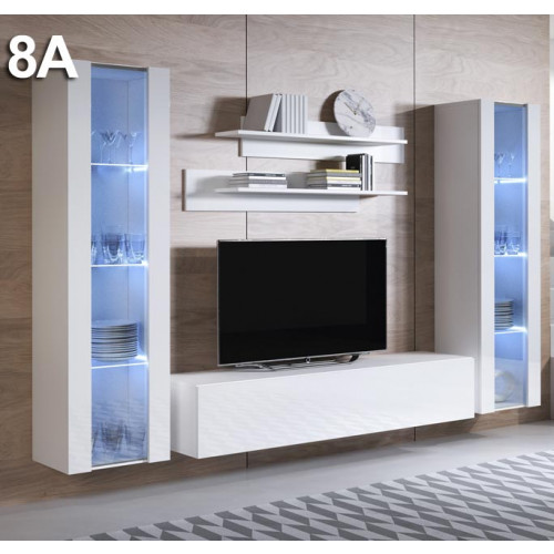 Conjunto de móveis brancos para sala de estar com iluminação em vitrines e televisão