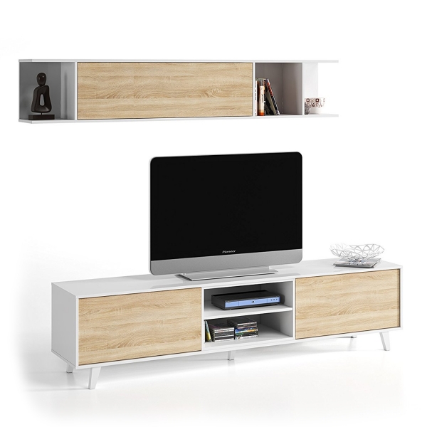 Conjunto móvel de sala branco com portas em madeira clara, estante suspensa com objetos, móvel TV com televisão e dispositivos