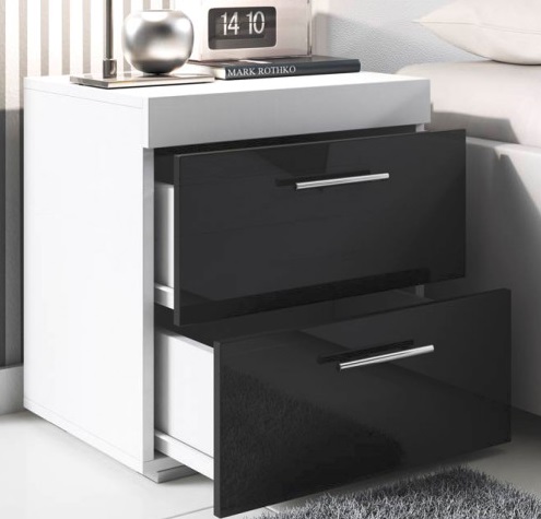 Mesa de cabeceira branca com gavetas pretas brilhantes e objetos em cima