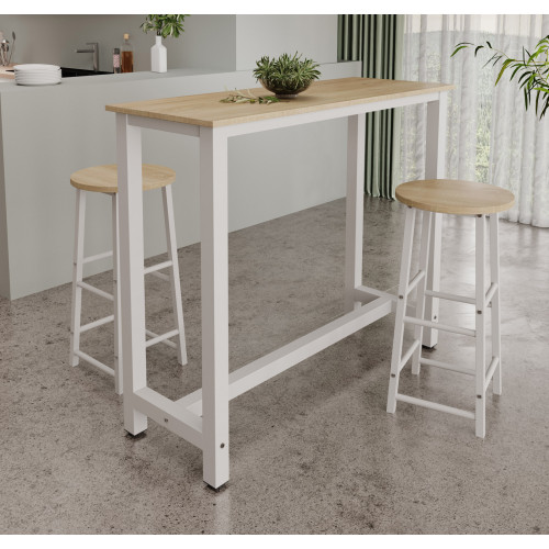 Mesa alta de metal branco com tampo de madeira clara e dois bancos altos em madeira clara num ambiente interior com cortinas verdes