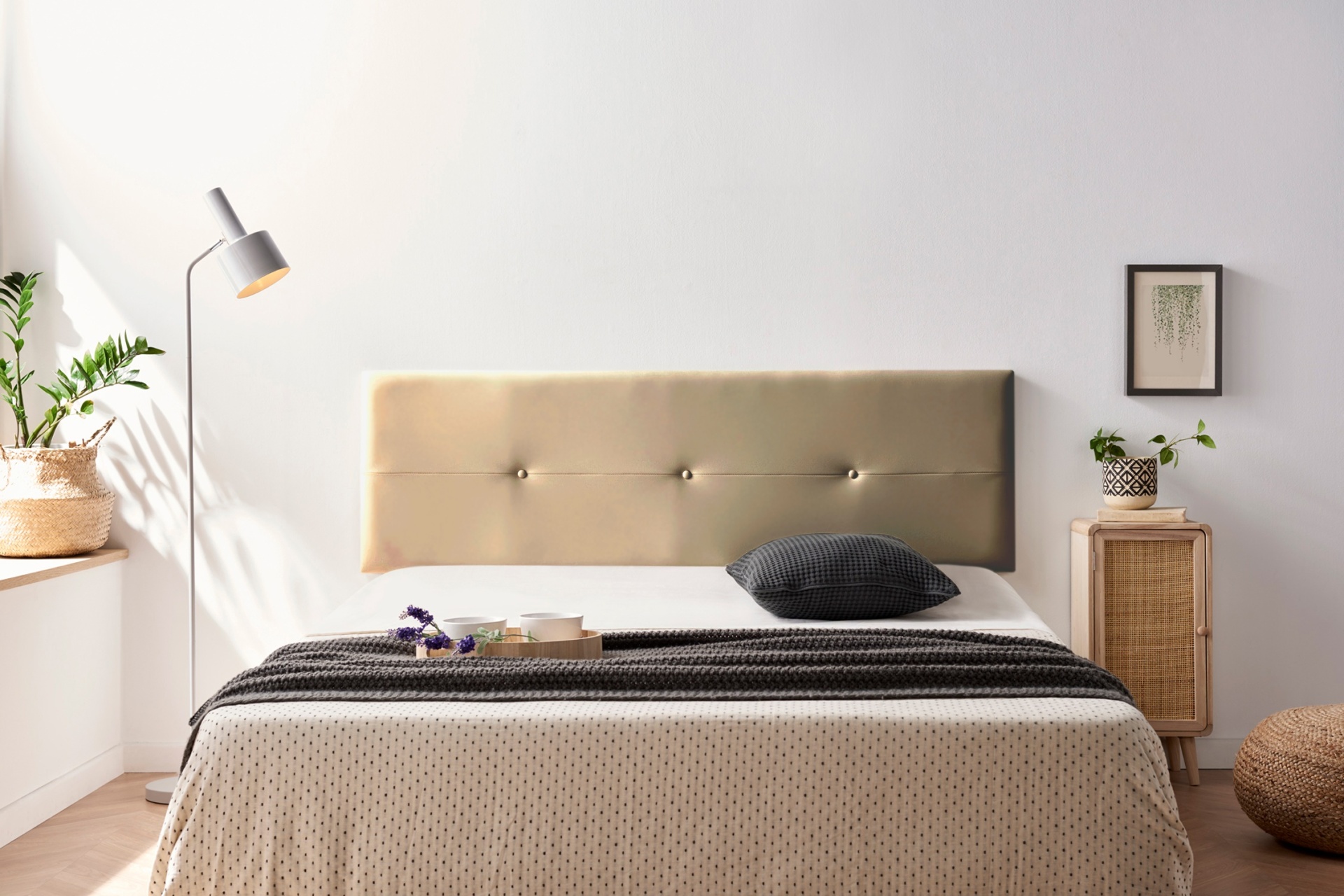 Quarto com cama de casal, cabeceira estofada e decoração minimalista.