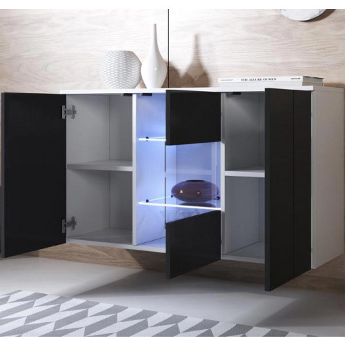 Móvel de parede branco com portas pretas e prateleiras iluminadas