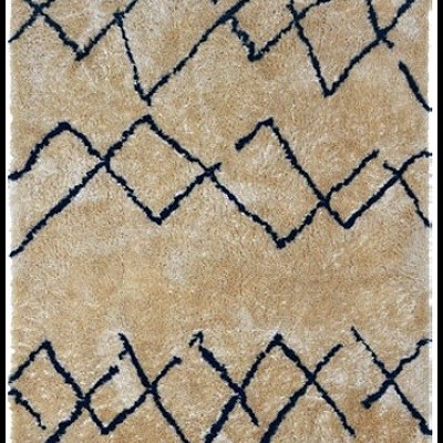 Tapete bege com padrão geométrico preto.