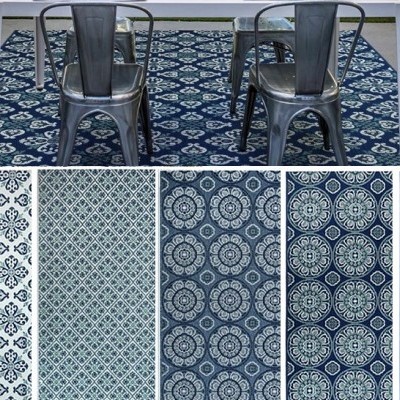 Tapete azul e branco padrão geométrico com mesa branca e cadeiras metálicas cinzentas