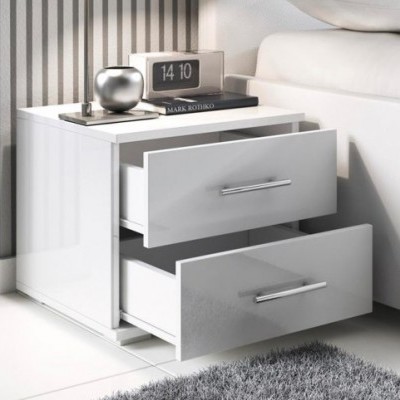 Mesa de cabeceira branca com duas gavetas e objetos decorativos sobre