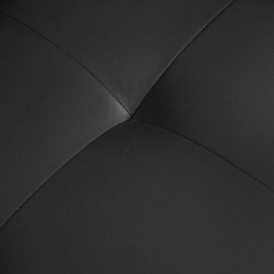 Estofado em couro preto com costura em padrão quadrado