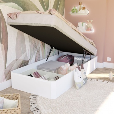 Cama branca de arrumação com colchão e almofadas em quarto infantil decorado