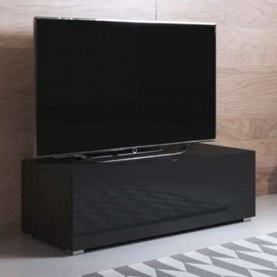 Televisor preto sobre móvel baixo preto laqueado em ambiente com parede de madeira e tapete cinzento geométrico