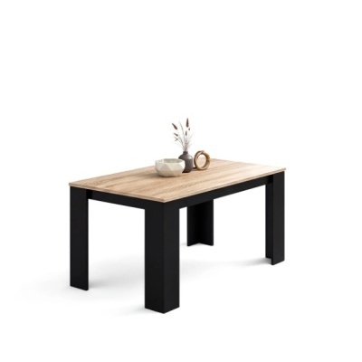 Mesa de madeira clara com pernas pretas e decoração