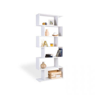 Estante branca em madeira com objetos decorativos