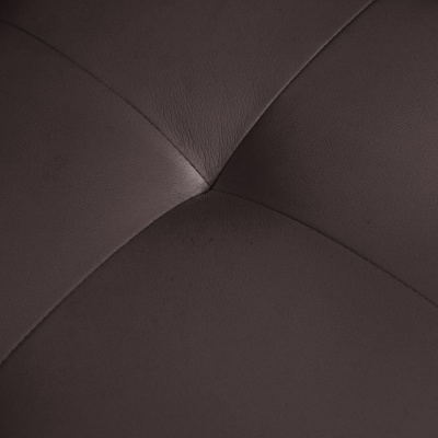 Acabamento em couro sintético castanho com costuras acolchoadas