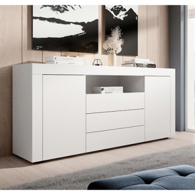 Aparador branco lacado com decoração e painel de arte preto e branco ao fundo