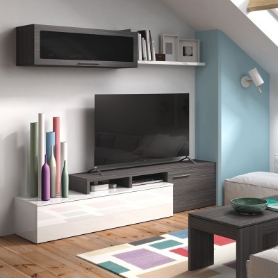 Sala de estar com móvel de TV moderno, garrafas decorativas e sofá cinza