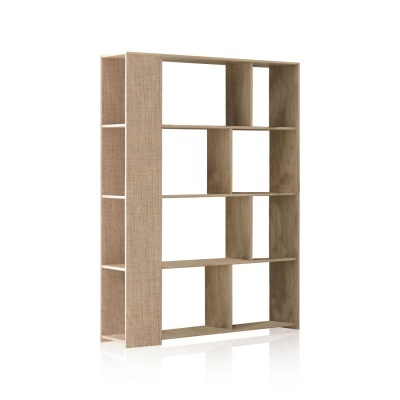 Estante de madeira clara com setores abertos variados