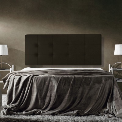 Cama de casal com cabeceira preta almofadada e manta cinza-escuro, mesas com candeeiros brancos