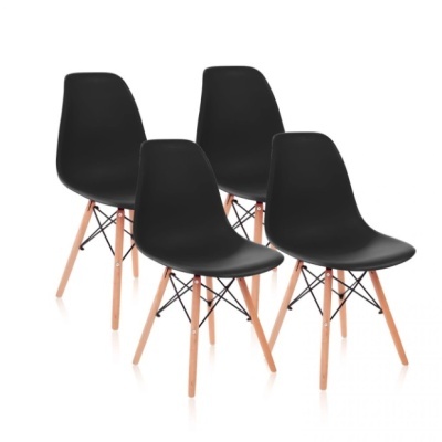 Conjunto de quatro cadeiras pretas com pernas de madeira clara