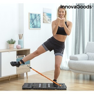 Mulher a usar plataforma de exercício InnovaGoods numa sala com sofá e móvel.