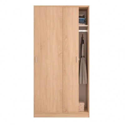 Roupeiro de madeira clara com portas de correr e cabide