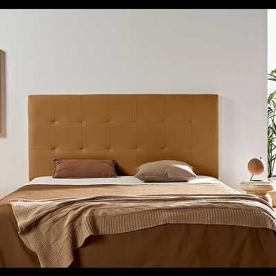 Cama de casal com cabeceira castanha e decoração minimalista