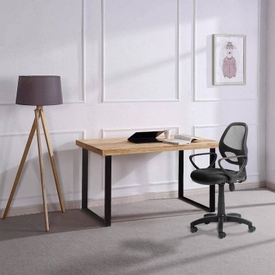 Escritório minimalista com secretária em madeira, cadeira preta, candeeiro de pé e quadro na parede