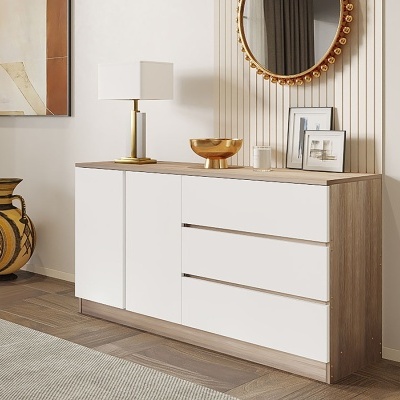 Cómoda branca e madeira clara com decoração dourada e vaso amarelo