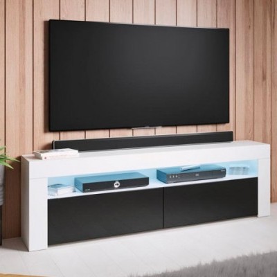 Móvel de TV branco com portas de vidro pretas, TV de ecrã plano montada na parede de madeira, barra de som preta, dispositivos eletrónicos azuis e livros