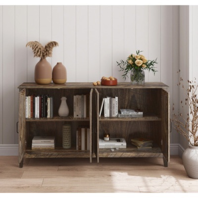 Aparador de madeira escura com decoração contra parede branca