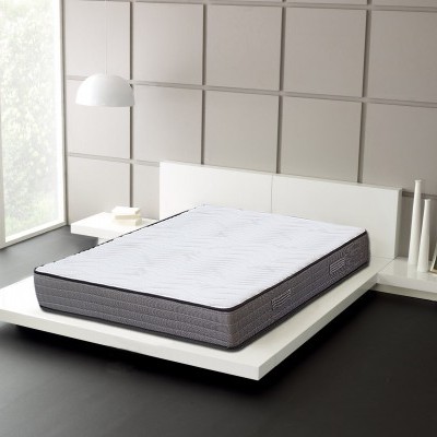 Colchão branco e cinza sobre base de cama branca flutuante em quarto minimalista